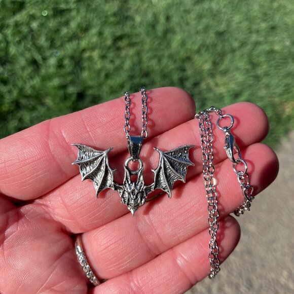 Flying Vampire Bat Halloween Pendant Necklace Jewelry - Picture 1 of 7